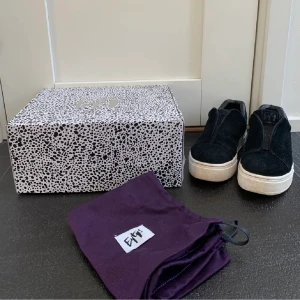 Eytys doja skor - Svarta mocka eytys, storlek 37 passar även 38. Säljer pga jag tröttnat på dem. Använda, och hål i sulan därav priset men de går fortfarande att använda de. Lite slitna inuti skon men ingenting som syns eller känns. Kom privat för fler bilder🥰🥰 bud: 330kr