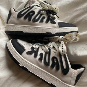 Sneakers  - As balla sneakers som har reflex (syns på 2:a bilden). Vet inte vart de kommer ifrån då jag fick dem eventuellt DPID. Passar 37,5 & 38 men är en storlek 39 på skorna. Lite trånga för mig som vanligtvis är en 38:a😄
