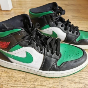 Nike Air Jordan 1 Mid Green Toe - Mkt fina skor, bara ett skosnöre som är lite slitet.