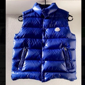 Moncler - Säljer min jätte fina väst. Säljer den pågrund av att den var för liten.