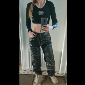 Eytys Benz Duty - Nyskick, aldrig använda baggy byxor i denim som behandlats med vax vilket ger de unik struktur som liknar läder. Påsydd panel som ej är vaxad över knäna. Original lapp är kvar (på bakfickan). Unisex passform som sitter fint på alla. Köparen står för frakt