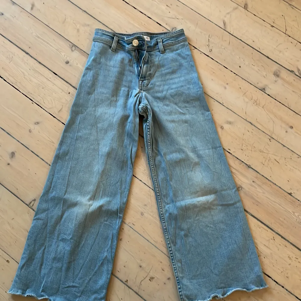 Jag säljer ett par jeans från Zara. Storlek 152 De är använda men inte sönder eller så. 29 kr om du vill ha frakt.. Jeans & Byxor.