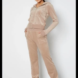 Juicy dress - Säljer mitt lite mörkare beiga juicy sett i storlek S i båda delarna. Ny pris 2100kr säljer för 1300kr. Väldigt bra skick!!!☺️köpta på raglady i Göteborg!!