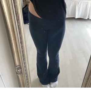 Brandy Melville byxor  - Köpte av en tjej här på plick men säljer då de är alldeles för långa för mig❣️ Lånde bilder