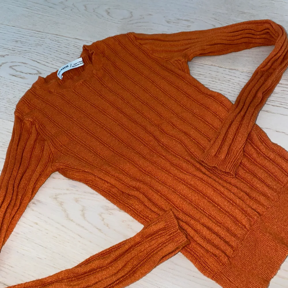 Crop Top från pull&bear i strl XS 🧡 Perfect for fall 🍂🍁 I bra skick använts mindre än 4 gånger pga fel storlek. . Toppar.