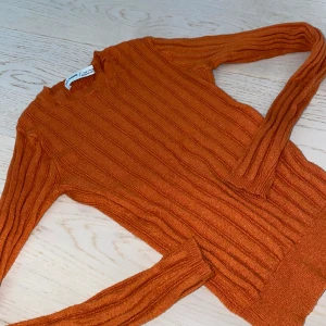 Crop top  - Crop Top från pull&bear i strl XS 🧡 Perfect for fall 🍂🍁 I bra skick använts mindre än 4 gånger pga fel storlek. 