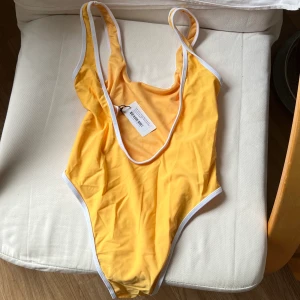 NA-KD swimsuit   - Contrast Edge Swimsuit från Nakd. Sun yellow, stl S. Tror inte den säljs längre? Aldrig använd, hann inte lämna tillbaka, sitter för kort på mig. SÅ FIN💛