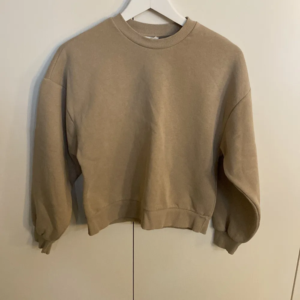 Beige fin Swetshirt från Gina tricot!! Passar storlek S. Tröjor & Koftor.