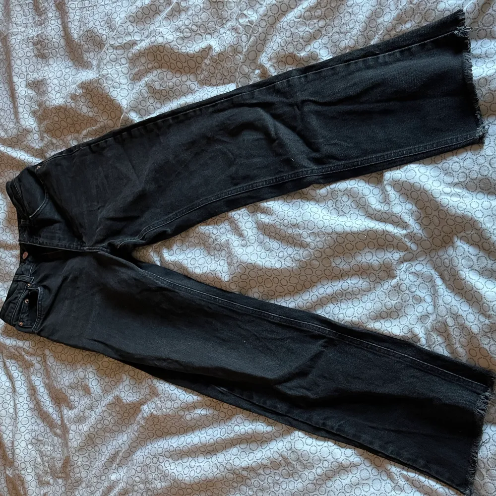 Ett par svarta jeans från NA-KD i använt skick men är inget fel på dom. . Jeans & Byxor.