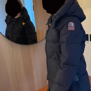 Parajumper jacka - Äkta parajumper jacka, BLÅ LONG BEAR JACKET - TJEJ i nyskick, nästan aldrig använd. Young medium men passar xs/s. Ordinarie pris 5999 kr. Kontakta för mer bilder. Kvitto finns. 