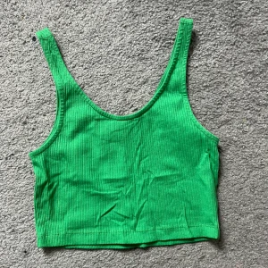 Topp från monki  - Gullig topp i storlek S från monki. Superfin att ha till vardags !! 