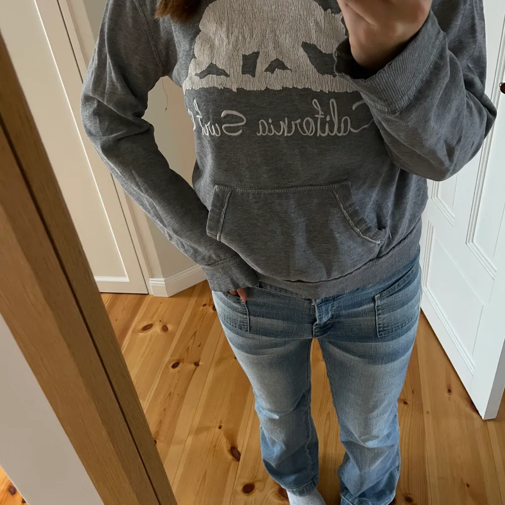Assnygg grå hoodie från Cali Love som jag köpt i USA för 300kr men säljer för endast 100💗. Hoodies.