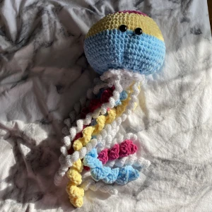 bläckfisken benjamin - mjukaste bläckfisken 🐙  fenorna är 50 cm , huvudet är 25 cm.   färgerna finns på bild nr 2 💗