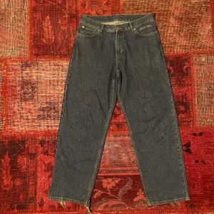 Sweet skbts jeans - Tvär feta sweet skbts jeans, dom är baggy och sitter perfekt för folk som har den lite pösigare stilen, de e en tvär fet färg och perfekt skick förutom den minimala heldragen på baksidan (skriv för mer info!!)