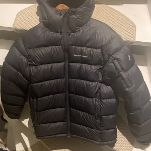 Peak performance jacka - Peak performance jacka i storlek M. Lite sliten man har mycket kvar att ge. En liten skada och en lagning, inte  märkbarapå. Perfekt för vintern. Priset kan diskuteras vid snabbt köp. Bra skicka förutom de mindre skadorna