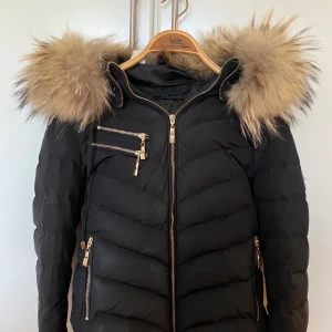 Hollies jacka med äkta päls🥰 - Säljer nu min så snygga hollies jacka med äkta päls. Köpte den på kajs för 3800kr men måste nu sälja den pga att den är för liten🌟💕 Storlek 36/S. Frakten ingår i priset🥰