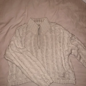 Tröja NAKD - Säljer min stickade polotröja ifrån nakd.  Superfint skick. 