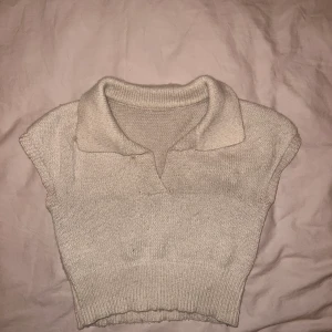 Topp ifrån Shein - Finstickad topp ifrån Shein. Använd ca 2 gånger. Superbra skick!