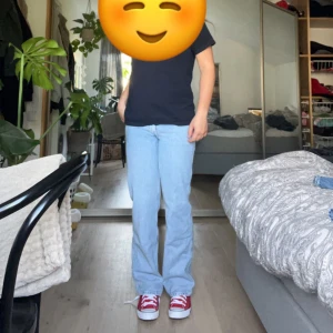 arrow low jeans - säljer dessa assnygga lågmidjade jeans från weekday, knappt använda💗 som man ser på bild nmr 2 så ser man tre små fläckar! Tror de går bort i tvätten men har inte hunnit tvätta, men ska tvätta imon så skriv privat ifall ni undrar om fläcken💗