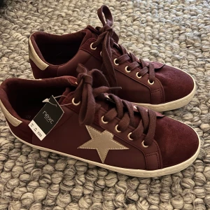 Oanvända stjärn skor - Helt oanvända skor. Vinröda från märket next. Köpta för 460 och säljer för 300. Säljer pga att det inte är min stil. Men jätte fina 😌😇😊