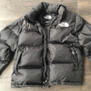 The northface jacka - Svart Tnf jacka, stl M men lite liten. Fint skick förutom att den är lite skavd på ett ställe på höger axeln, men inget man tänker på 