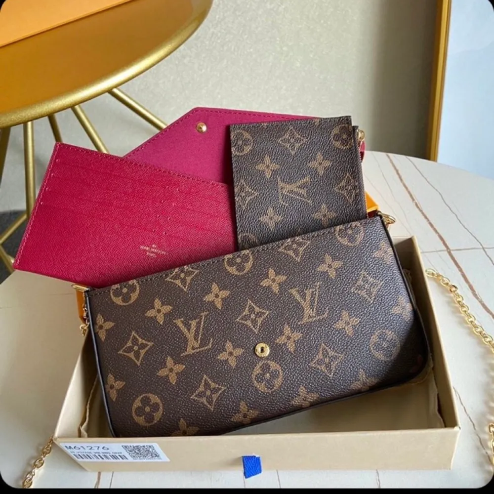 Säljer en Louis Vuitton Feliche Pochette väska AAA+kopia i äkta skinn, jätte fin kvalite. Kommer med box och dustbag och en liten plånbok. Kan mötas upp i Stockholm  Kan även fraktas för 99kr. Väskor.