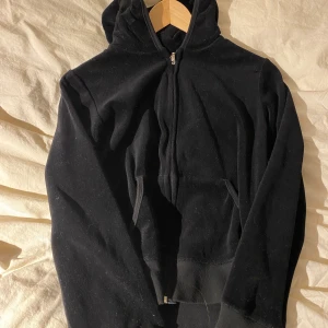 Juicy - Säljer den här svarta juicy tröjan (storlek M men passar mig med xs) i den gamla modellen. Säljer för att den ej kommer till användning längre. Någon diamant har lossnat men det är inget man ser. Hör av dig vid intresse ❤️Tryck inte på köp nu!!!