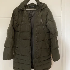 Vinterjacka - Vinterjacka från Veromoda i fint skick. känns mer som en S än M.  Köparen står för frakten 😊