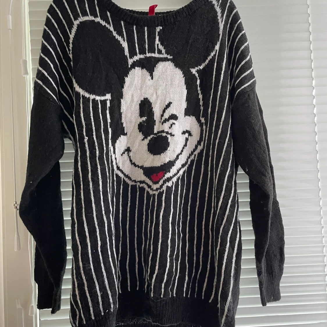 Stickad lång tröja med Musse Pigg i storlek L