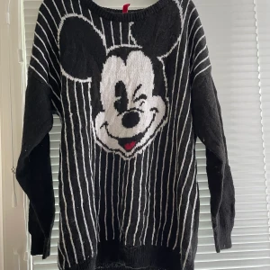 Stickad lång tröja med Musse Pigg i storlek L - Väldigt fin tröja i bra skick. Väldigt lång och sitter löst. Musse är stickad in i tröjan och är inget tryck.   Jag har katt och kanin! 
