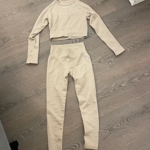 Nytt träningsett från gymshout i stolek s passar xs också!  - Helt nytt träningsett från gymshout i färgen beige! Helt ny skick säljer för 150 kr för hela sättet! Skriv för fler bilder👍