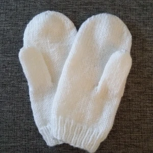 Nya vita vantar (för honom?) stl XL/XXL - JULKLAPP? Ett par nya, extra stora, supersnygga tumvantar i fräscht vitt. Jag har stickat dem i ett garn som är varmt och skönt, men inte stickigt. Kan tvättas i 40 grader. Pris 94 kr + frakt med vanligt brev. Totalt 120 kr. Ord pris 140 kr inkl frakt.