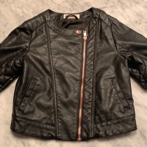 H&M storlek 128 - En svart skinnjacka 