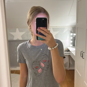 En cool t-shirt i storlek xxs!! - Den har använts två gånger sedan den köptes för två år sedan…Den har ett utmärkt skick!! Jag köpte den för 249kr. Men jag sänker den en del👌🏼