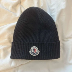 Moncler Mössa - Condition: 9/10 Färg: Svart Självklart äkta