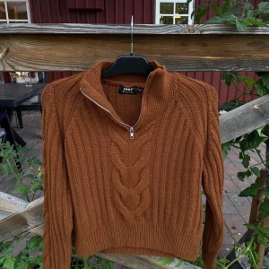 Brun stickad tröja  - Brun stickad tröja fin till hösten  Aldrig använd  Stl Xs