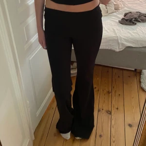 Lågmidjade byxor! - Säljer nu mina så snygga lågmidjade kostymbyxliknande byxor! Byxorna är i nyskick och har inga defekter. Jag skulle säga att de passar en XS-M. Skriv privat om du är intresserad! Pris kan diskuteras 💗💗