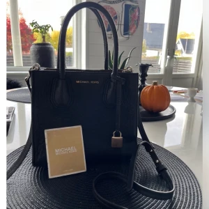 Michael kors väska  - Välbevarad och fin liten väska . 