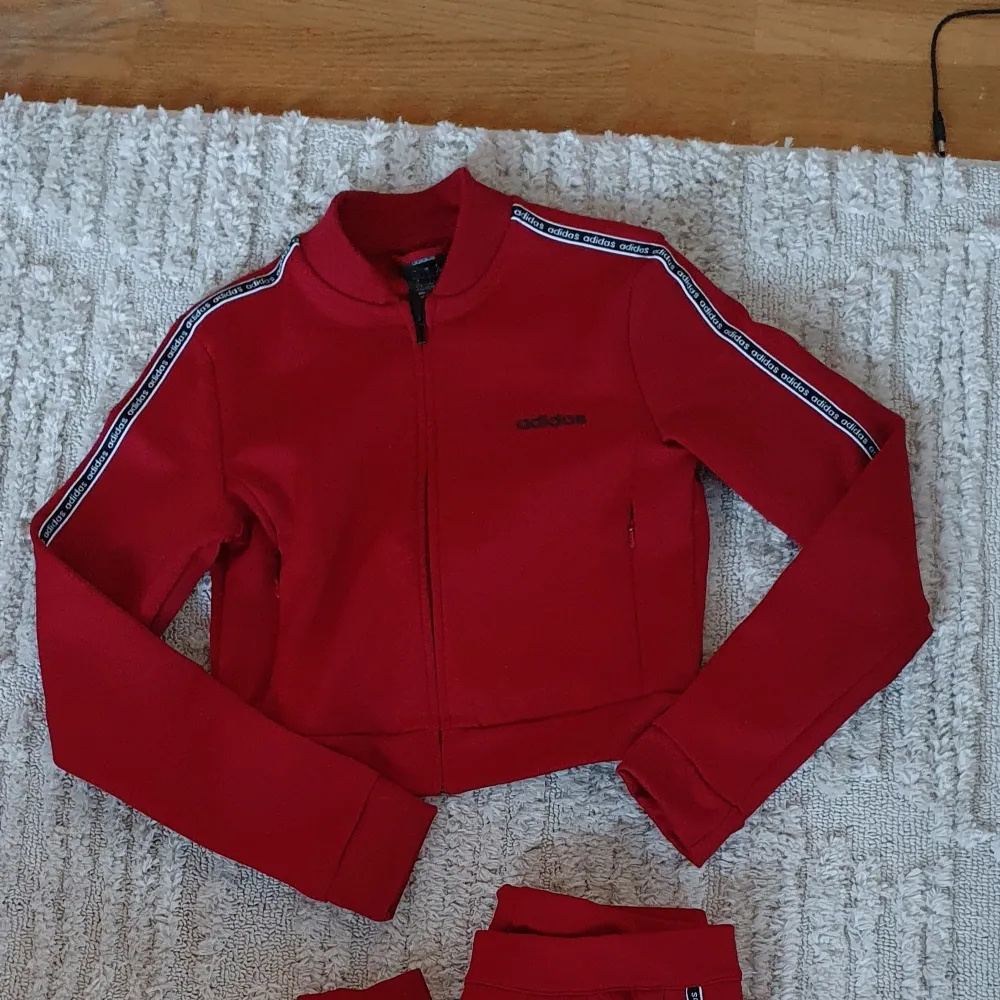 Rött Adidas set i storlek small. Köpte det för ca 3 år sedan men de har tyvärr aldrig blivit använt. . Hoodies.