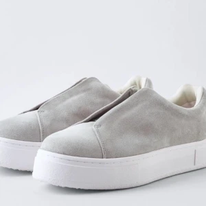 eytys sneakers - säljer mina gråa eytys då ja inte kan använda dom. använd ca 2 gånger. stl 39!! 