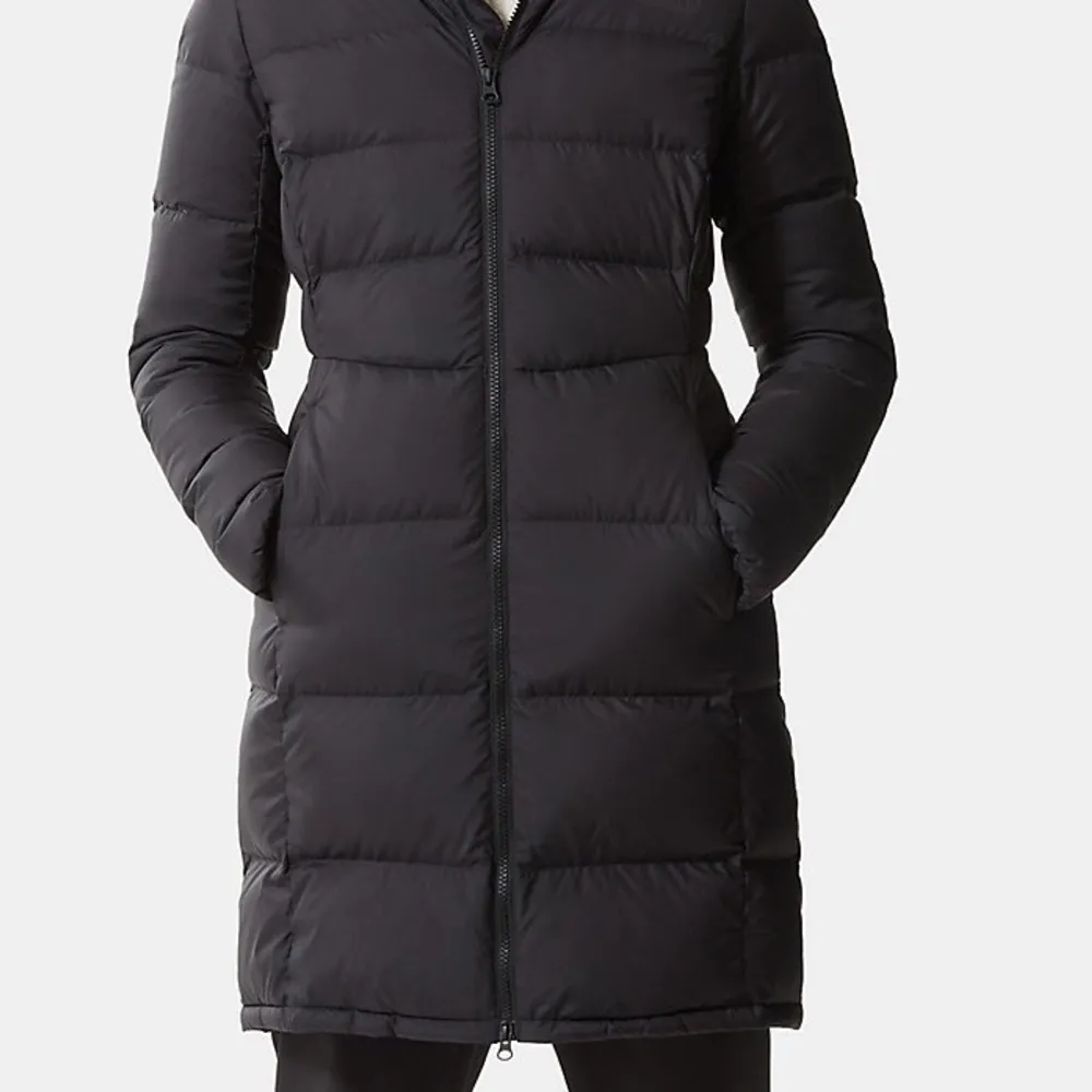 En svart, fin och varm vinterjacka, perfekt nu till kallare dagar ❄️ Den är lång och kommer med en tillhörande avtagbar luva.  Bra fickor och knappt använd så därför är den i mycket gott skick! Inköpt 2021 från The North Face för 3699kr. Säljes nu för 1999. Jackor.
