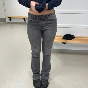 Grå bootcut jeans - Säljer mina älskade grå bootcutjeans från scalpers, zalando då jag helt enkelt fått för lite användning av dom på senaste 💕 Jeansen är stl 38 men väldigt små i storleken så motsvarar en vanlig 36! Stretchiga så kan även passa en 34💗