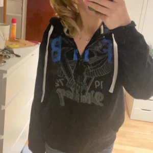 Hoodie/zip up - Säljer denna skit coola zip up hoodien med tryck i storlek s.