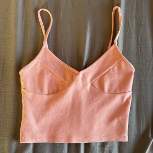 Rosa linne med kupdetaljer - Detta söta ljusrosa linne från NA-KD är till salu för endast 50kr, den är i nyskick och är endast använd ett fåtal gånger💕