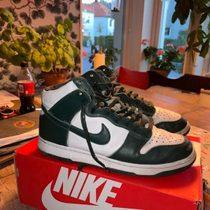 Nike dunk High spartan green  - Hej säljer nu mina feta spartan green dunks, lite skavanker men annars fint skick säljer billigt för behöver pengar snabbt  pris inte hugget i sten Har satt in ett par sulor så dem passar 43