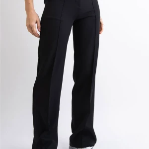 Kostymbyxor  - Svarta kostymbyxor i storlek 36 i den långa modellen. Aldrig använda 