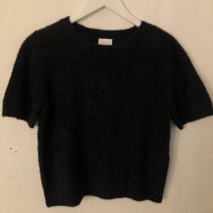 superfin svart stickad kortärmad tröja från Vila, aldrig använd, köpt för 250kr🤍Köparen står för frakten<33