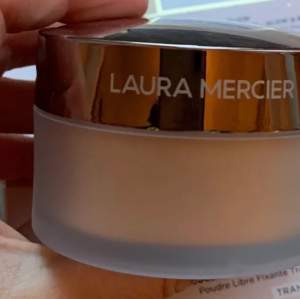 Ett oanvänt puder från Laura mercier, råkade köpa fel, ville ha ett matt men köpte detta som är väldigt ”dewy och illuminating” nypris 450kr