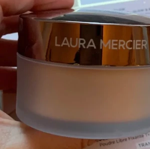 Laura mercier puder - Ett oanvänt puder från Laura mercier, råkade köpa fel, ville ha ett matt men köpte detta som är väldigt ”dewy och illuminating” nypris 450kr