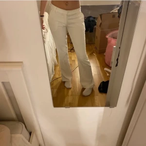 Low waist kostym byxor  - Säljer mina vita low waist kostym byxor från bikbok som är i modellen vera. Dom är slutsålda överallt. Dom är i storlek 38 men passar mig som kan ha 34/36. Skriv för fler frågor.💕